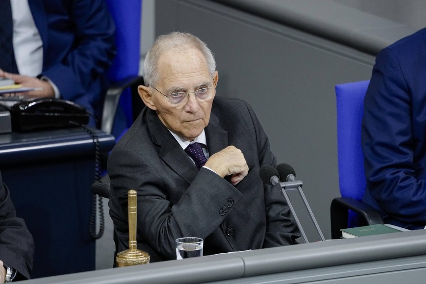 202. Bundestagssitzung in Berlin Aktuell, 17.12.2020, Berlin, Dr. Wolfgang Schaeuble gedenkt der Opfer durch die Corona Pandemie bei der Eroeffnung der 202. Sitzung des Deutschen Bundestag in Berlin B ...