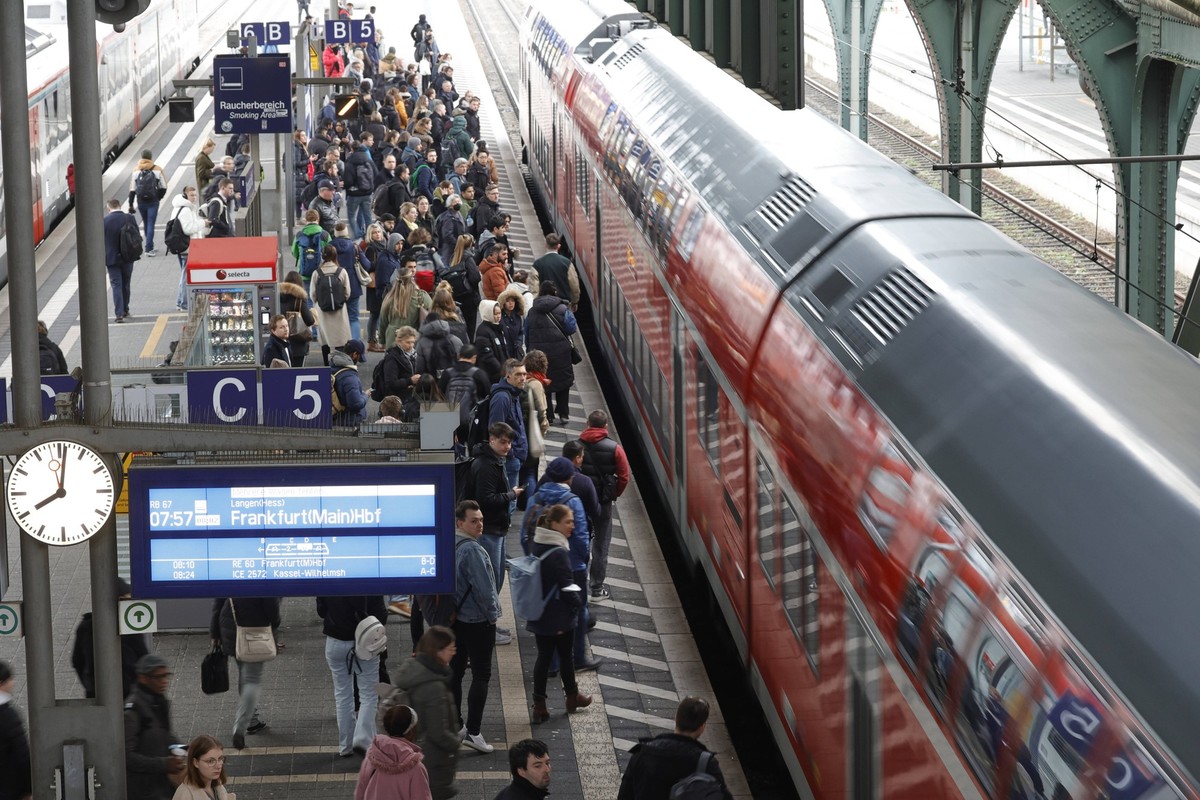 Streik Impressionen 13.03.2024 Aufgrund gescheiterter Tarifverhandlungen legen Beschäftigte im Nahverkehr mit Beginn der Frühschicht in Frankfurt Wiesbaden Kassel und Gießen nach Aufruf zum Warnstreik ...