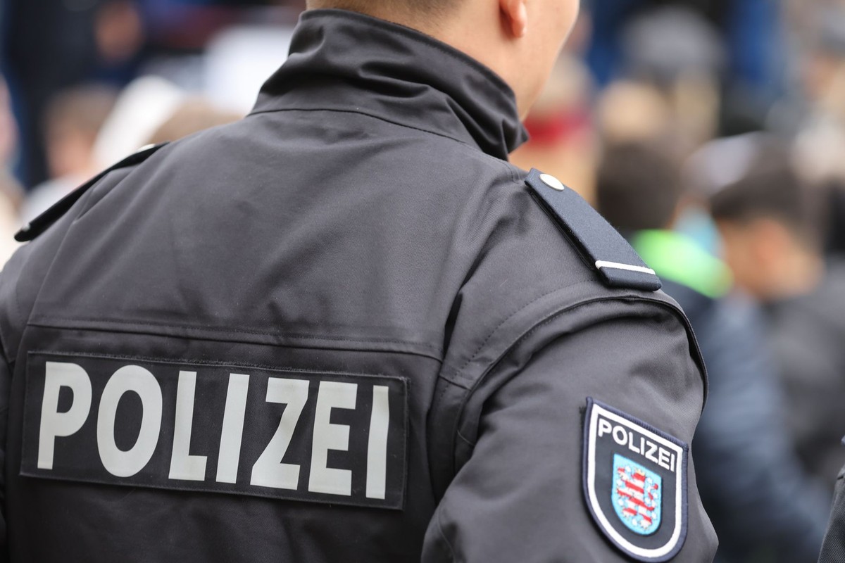 ARCHIV - 23.02.2023, Thüringen, Erfurt: Polizeibeamte stehen bei der Eröffnung der Nachwuchsgewinnung-Kampagne der Thüringer Polizei auf dem Hof der Kommunalen Gesamtschule Am Schwemmbach. (zu dpa «An ...