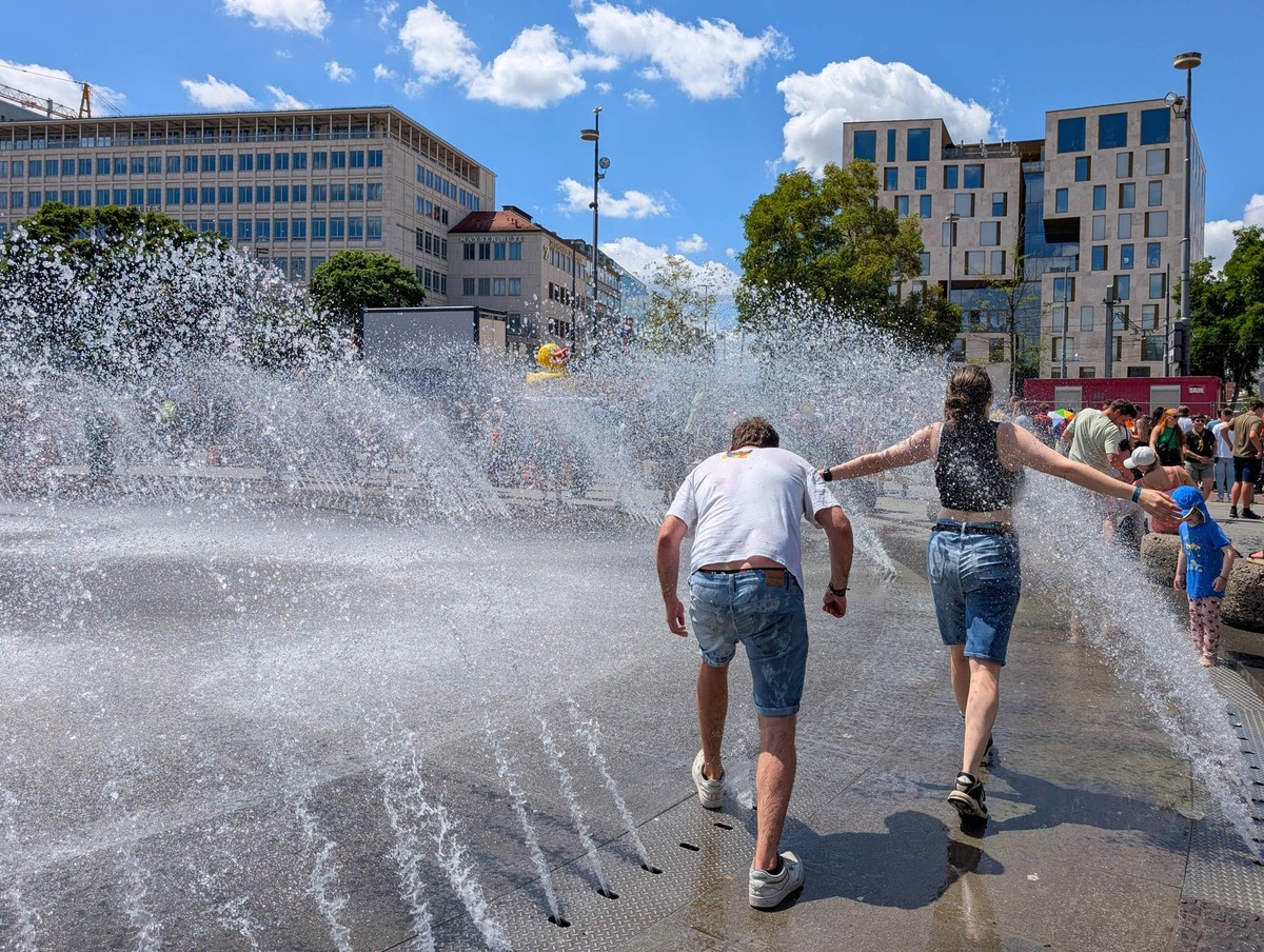 People Cooling Off In Fountain At Munich Karlsplatz Stachus During Heatwave People refresh themselves in the fountain at Munich Karlsplatz Stachus during a heatwave in Munich, Bavaria, Upper Bavaria, ...
