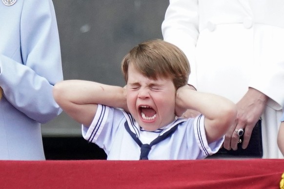 ARCHIV - 02.06.2022, Gro�britannien, London: Prinz Louis reagiert auf dem Balkon des Buckingham Palastes am ersten Tag der Feierlichkeiten zum Platinjubil�um der Queen. In London beginnen die Feierlic ...