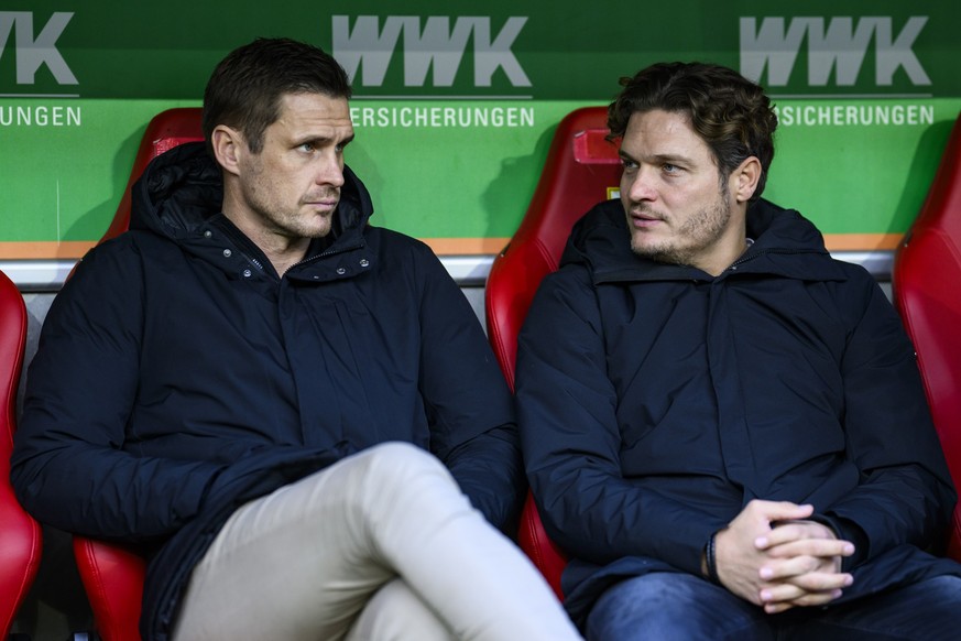 16.12.2023, Bayern, Augsburg: Fußball: Bundesliga, FC Augsburg - Borussia Dortmund, 15. Spieltag, WWK-Arena. Dortmunds Sportdirektor Sebastian Kehl (l) und Dortmunds Trainer Edin Terzic sitzen vor dem ...