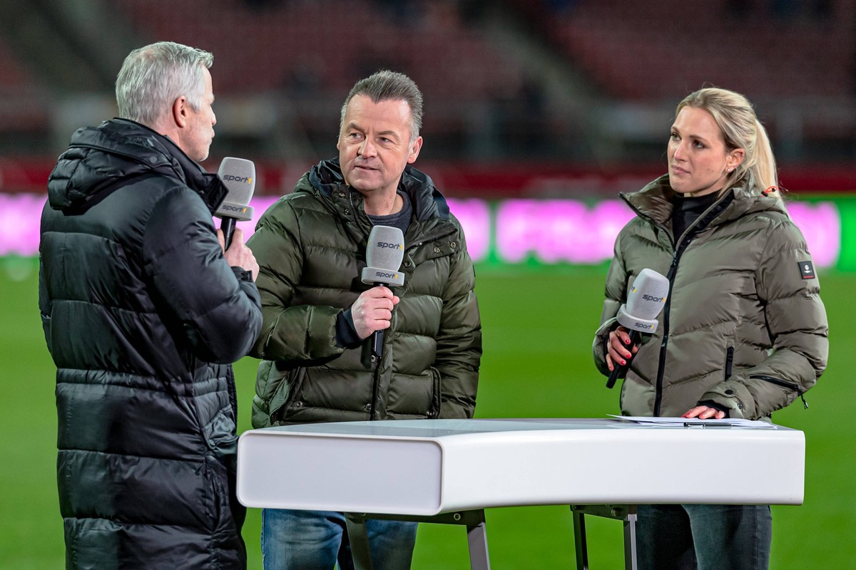Jens Keller TV-Experte 1 sowie die Moderatoren Oliver Forster und Ruth Hofmann bei der Spielanalyse. 1. FC Nuernberg gegen SSV Jahn Regensburg, Fussball, 2. Bundesliga, 23. Spieltag, Saison 2021/2022, ...