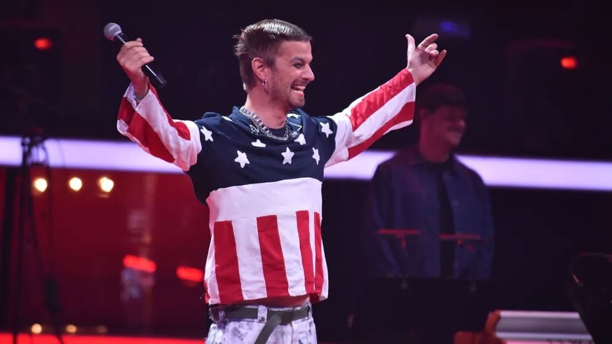 Joko Winterscheidt mischt "The Voice" auf: Der Moderator performte "Firestarter" von The Prodigy.