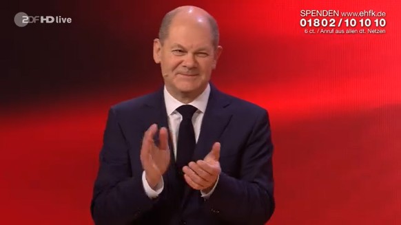 Olaf Scholz klatscht den Pflegern Beifall. Dabei soll es nicht bleiben.