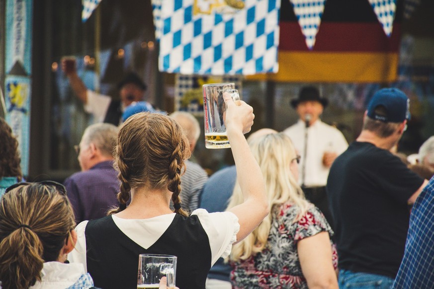 Feiern auf dem Oktoberfest wird vor allem für gestandene Biertrinker:innen mit jedem Jahr teurer.