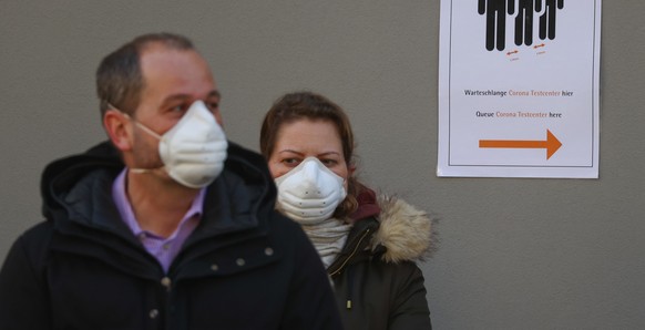 People queue outside a coronavirus (COVID-19) test center in Frankfurt, Germany, March 18, 2020. REUTERS/Kai Pfaffenbach