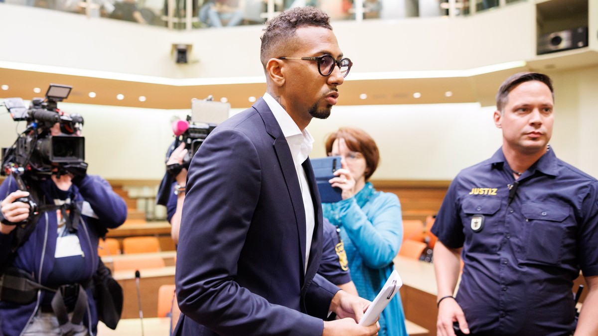 ARCHIV - 14.06.2024, Bayern, München: Jerome Boateng, Profi-Fußballspieler, betritt zu Prozessbeginn einen Gerichtssaal des Landgerichts München. Der ehemalige Fußball-Nationalspieler Boateng muss sic ...