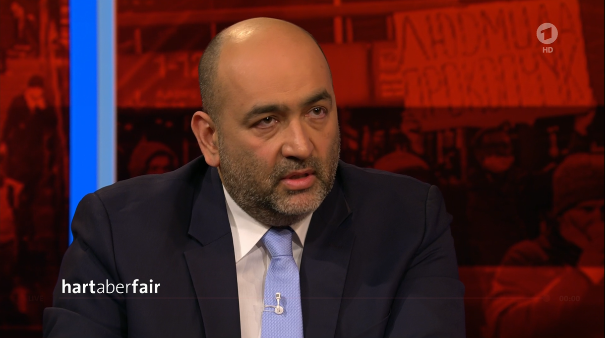 Grünen-Chef Omid Nouripour glaubt nicht, dass es einen Weg um den Krieg herum gegegben hätte.