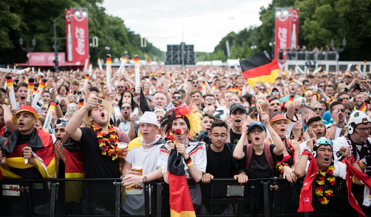 ARCHIV - 27.06.2018, Berlin: Fu�ball WM 2018, S�dkorea - Deutschland, Vorrunde, Gruppe F, 3. Spieltag. Besucher verfolgen auf der Berliner Fanmeile zur Fu�ball-Weltmeisterschaft das Spiel Deutschland  ...