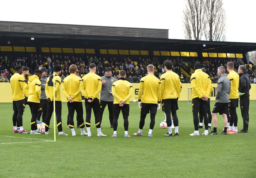 21.03.2023, Dortmund, Germany, BVB-Trainingsgelaende Hohenbuschei, BV Borussia Dortmund - Training - 21.03.2023, Trainer Edin Terzic Borussia Dortmund spricht mit seiner Mannschaft Foto Ralf Treese, R ...