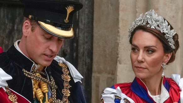 06.05.2023, Großbritannien, London: Kate, Prinzessin von Wales, und William, Prinz von Wales, verlassen Westminster Abbey nach der Krönung von König Charles III. und Königin Camilla. Zur Krönung von K ...