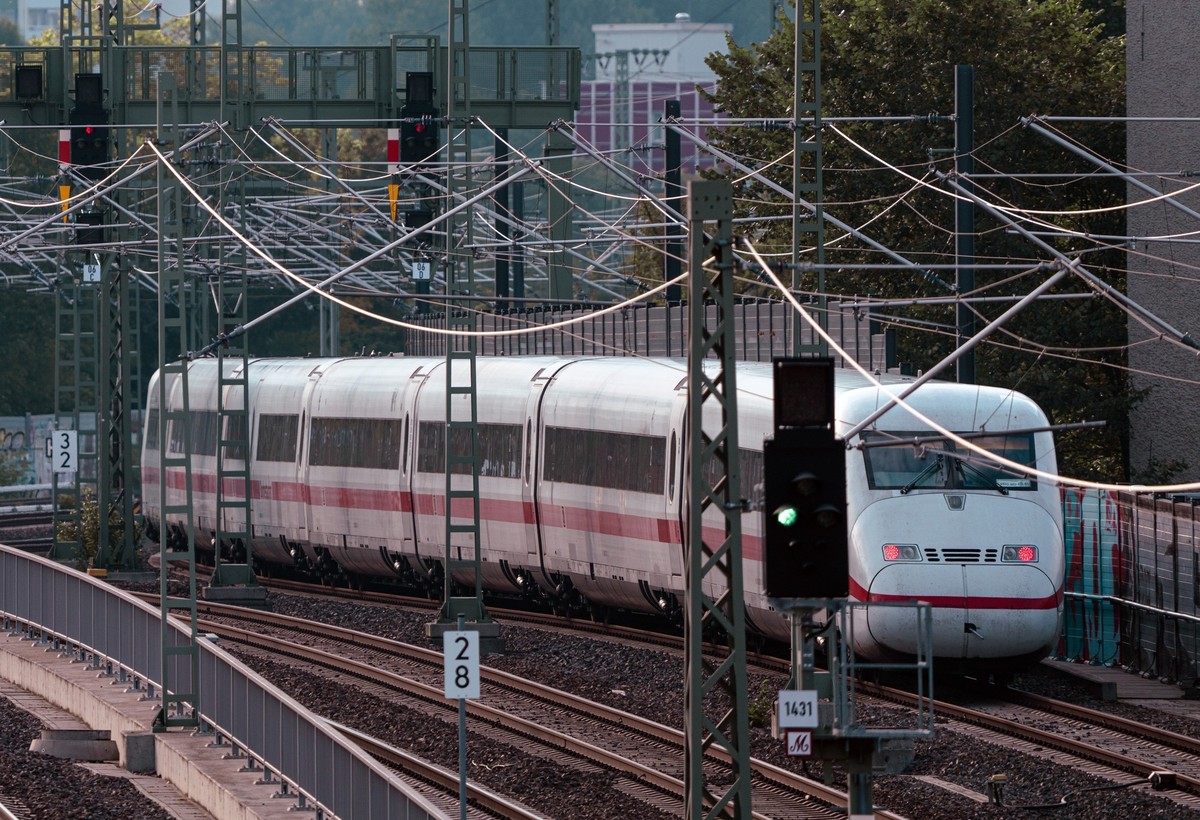 ARCHIV - 20.07.2023, Berlin: Ein ICE 4 fährt nahe dem Ostkreuz in Richtung Rummelsburg. Die Bundesregierung plant zusätzliche Mittel in Milliardenhöhe für die Deutsche Bahn aus dem Klima- und Transfor ...