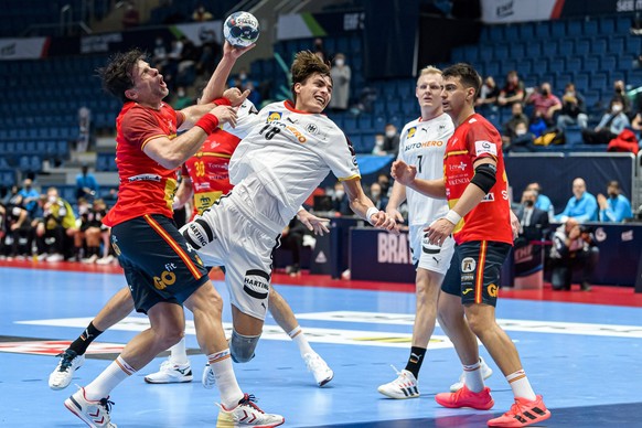 Bratislava, 20. Januar 2022: Handball EHF EM, Hauptrunde, Gruppe 2, Deutschland vs. Spanien v. li. im Zweikampf Antonio Garcia Robledo Spanien und Julian Köster / Koester Gummersbach Bratislava Ondrej ...