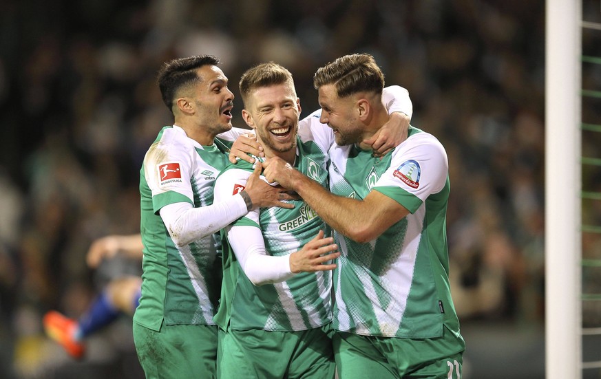 Foto : Siegesjubel bei den Spielern ... von Werder nach dem 1-0 von Niclas Füllkrug , er wird gefeiert von Mitchell Weiser und links ... Leonardo Bittencourt Fussball 1. Bundesliga , am Sa. 05.11.2022 ...