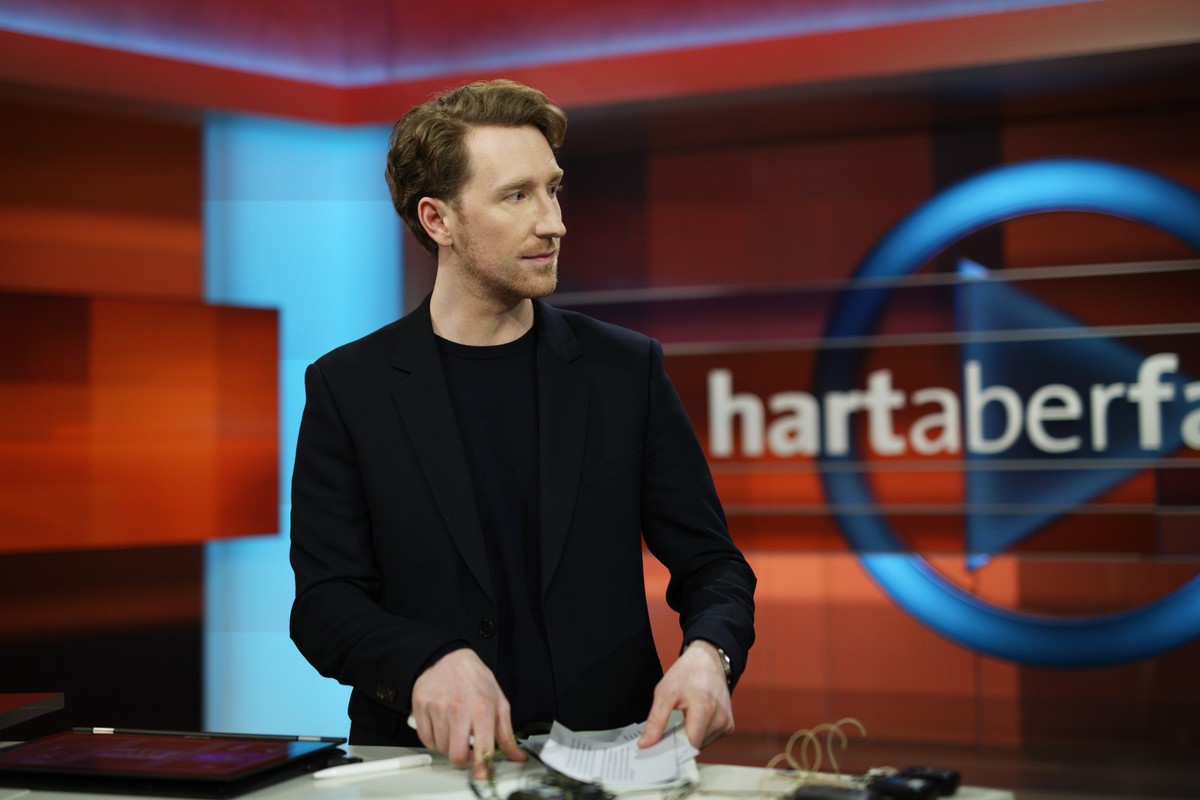 09.01.2023, Berlin: Louis Klamroth, neuer Moderator der ARD-Polit-Sendung "Hart aber fair", nach der Sendung im Studio Berlin. Louis Klamroth ist der Nachfolger von F. Plasberg. Plasberg war ...
