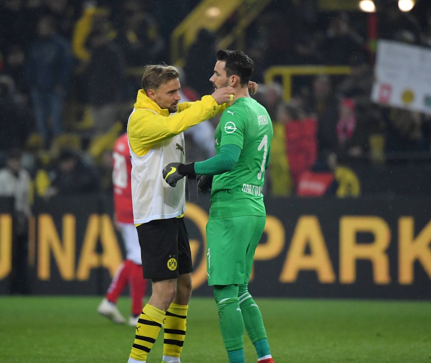 Zwei Matchwinner: Marcel Schmelzer herzt Torwart Roman Bürki.