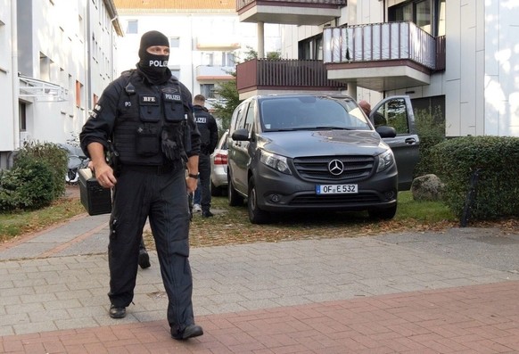 26.09.2023, Bremen: Polizisten sind bei einer Razzia im Einsatz. Bei einer Razzia in fünf Bundesländern hat die Bundespolizei am frühen Dienstagmorgen mehrere mutmaßlich eingeschleuste Syrer entdeckt. ...
