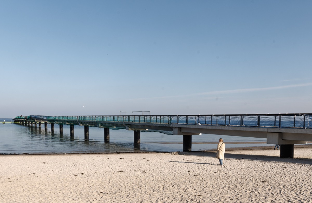 PRODUKTION - 07.03.2025, Schleswig-Holstein, Scharbeutz: Blick auf die Baustelle der Seebrücke in Scharbeutz, die im Mai eröffnet werden soll. Foto: Markus Scholz/dpa +++ dpa-Bildfunk +++