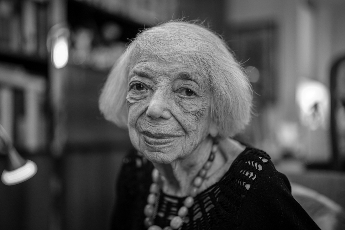 dpatopbilder - ARCHIV - 17.01.2025, Berlin: Margot Friedländer, Holocaust-Überlebende, blickt am Rande eines Interviews mit Journalisten der Deutschen Presse-Agentur zum 80. Jahrestag der Auschwitz-Be ...