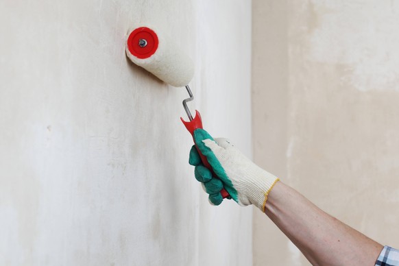 IMAGO Creative: NGO, Entwicklung und Rekonstruktion worker spends anchor roller on the wall Copyright: xx 5844518