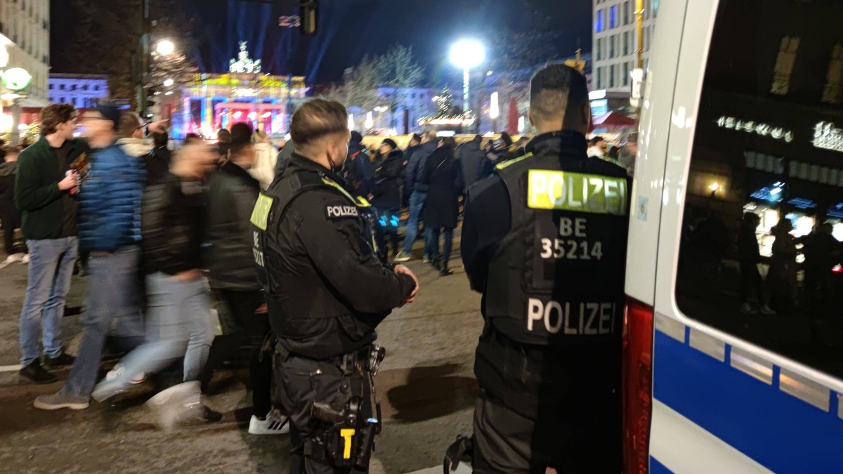 Polizisten Polizei steht an Silvester am Brandenburger Tor in Berlin, Deutschland, am 31.12.2022 *** Police officers Police is to New Year s Eve on Brandenburg Gate in Berlin, Germany, on 31 12 2022 C ...