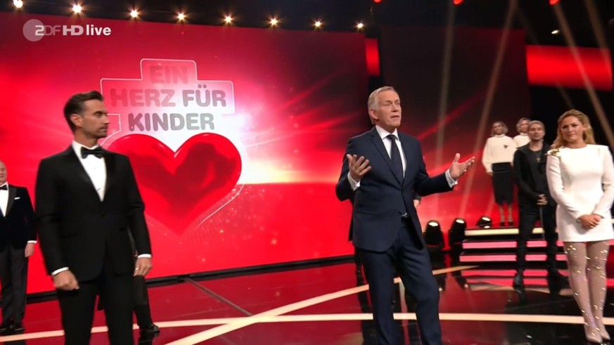 Florian Silbereisen, Johannes B. Kerner und Helene Fischer zusammen auf der Bühne bei "Ein Herz für Kinder".