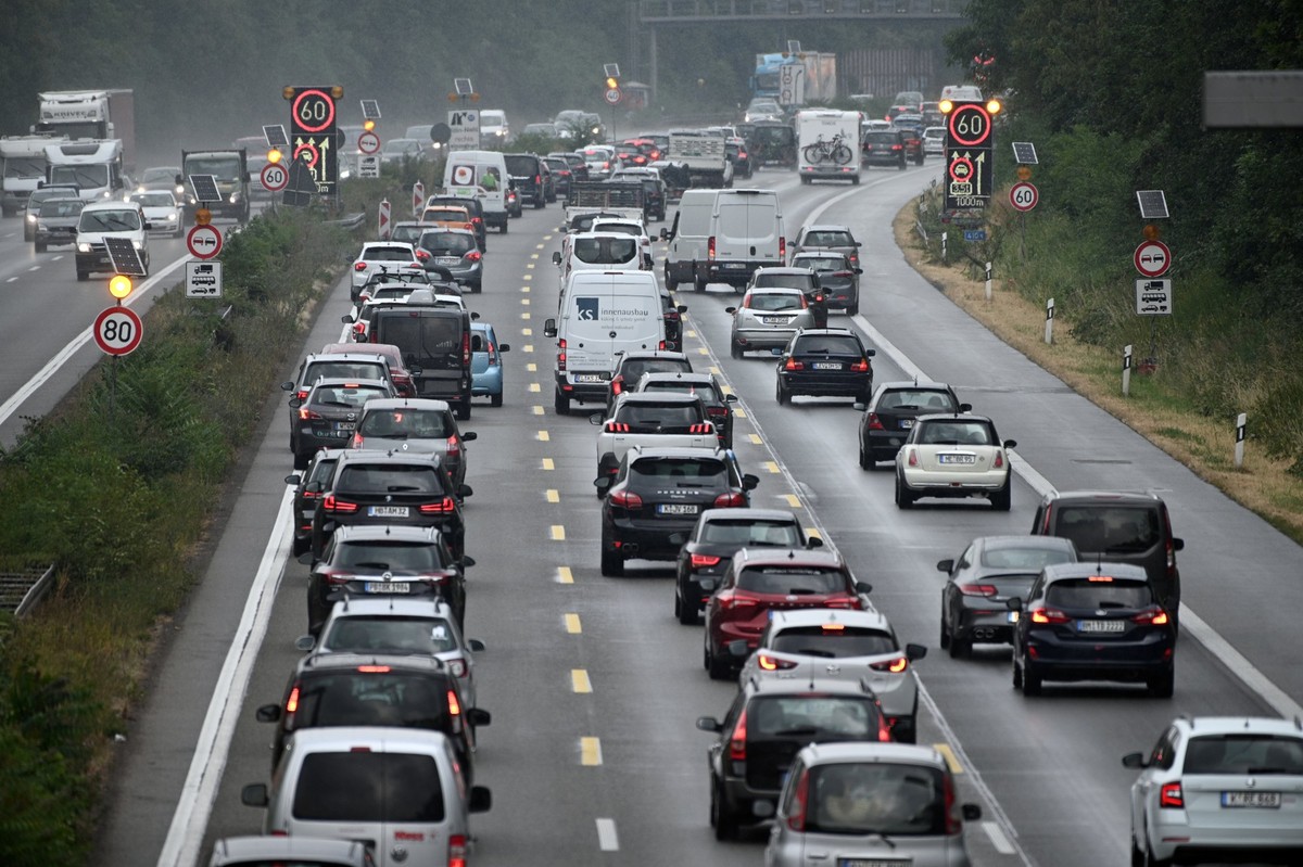 ARCHIV - 12.07.2019, Nordrhein-Westfalen, K�ln: Autos und Lastwagen stauen sich auf der Autobahn A1 Richtung Norden. Viel Verkehr, aber keine Riesenstaus - damit rechnet der ADAC zum Start der Weihnac ...