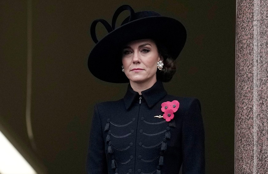 ARCHIV – 12. November 2023, Großbritannien, London: Kate, Prinzessin von Wales, nimmt an der Gedenkfeier zum Gedenktag im Cenotaph in Whitehall in London teil.  Die königliche Familie und britische Spitzenpolitiker...