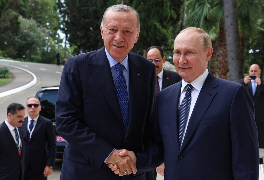 SOCHI, RUSSIA - AUGUST 5, 2022: Russia s President Vladimir Putin R and Turkey s President Recep Tayyip Erdogan shake hands during a meeting at the Rus health resort. Vyacheslav Prokofyev/TASS PUBLICA ...