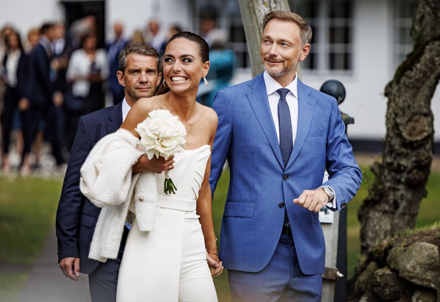 Franca Lehfeldt und Christian Lindner nach ihrer standesamtlichen Trauung.