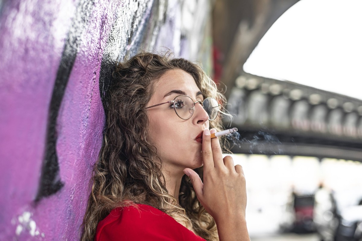 nachdenkliche junge Frau raucht eine Zigarette *** Local Caption *** *** thoughtful young woman smokes a cigarette Local Caption