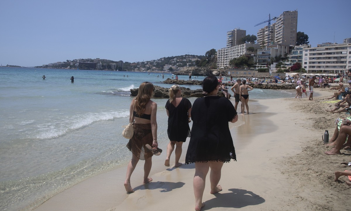 18.05.2025, Spanien, Palma: An einem Tag mit Temperaturen um die 29 Grad, etwas h