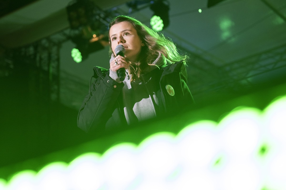 25.03.2023, Berlin: Luisa Neubauer, von Fridays for Future, spricht beim &quot;Berlin Climate Aid&quot; Konzert am Brandenburger Tor. Bei der Kundgebung wird f�r den Volksentscheid &quot;Berlin 2030 K ...