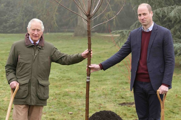 25.01.2023, Großbritannien, King&#039;s Lynn: Auf diesem undatierten Bild, das vom Buckingham Palast am 2. April 2023 veröffentlicht wurde, pflanzen der britische König Charles III. (l) und sein Sohn, ...