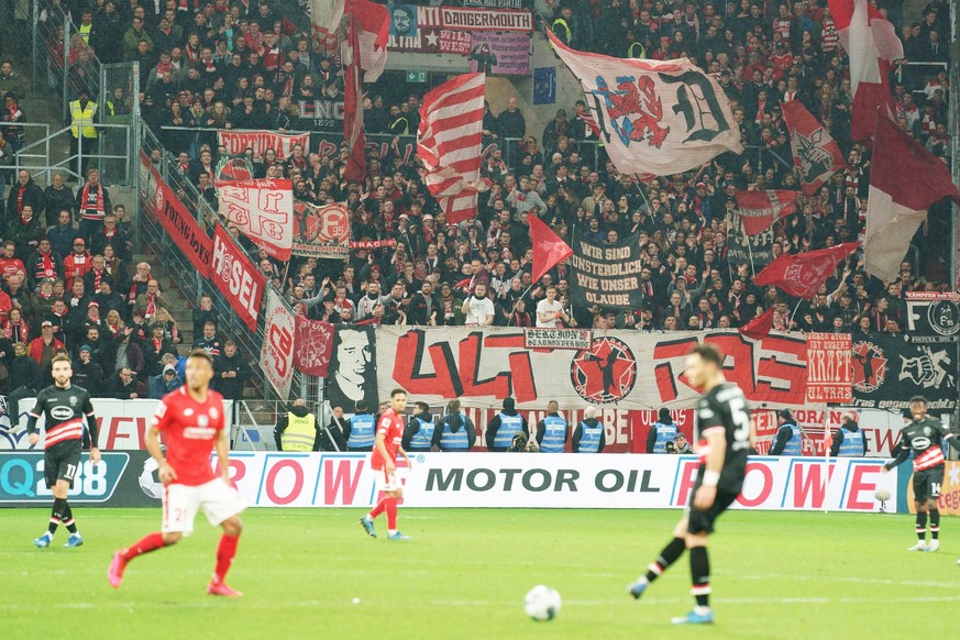 DUESSELDORFER FANS 1. FSV MAINZ 05-FORTUNA DUESSELDORF BINDESLIGA MAINZ DFL REGULATIONS PROHIBIT ANY USE OF PHOTOGRAPHS AS IMAGE SEQUENCES AND/OR QUASI-VIDEO PUBLICATIONxNOTxINxUSA