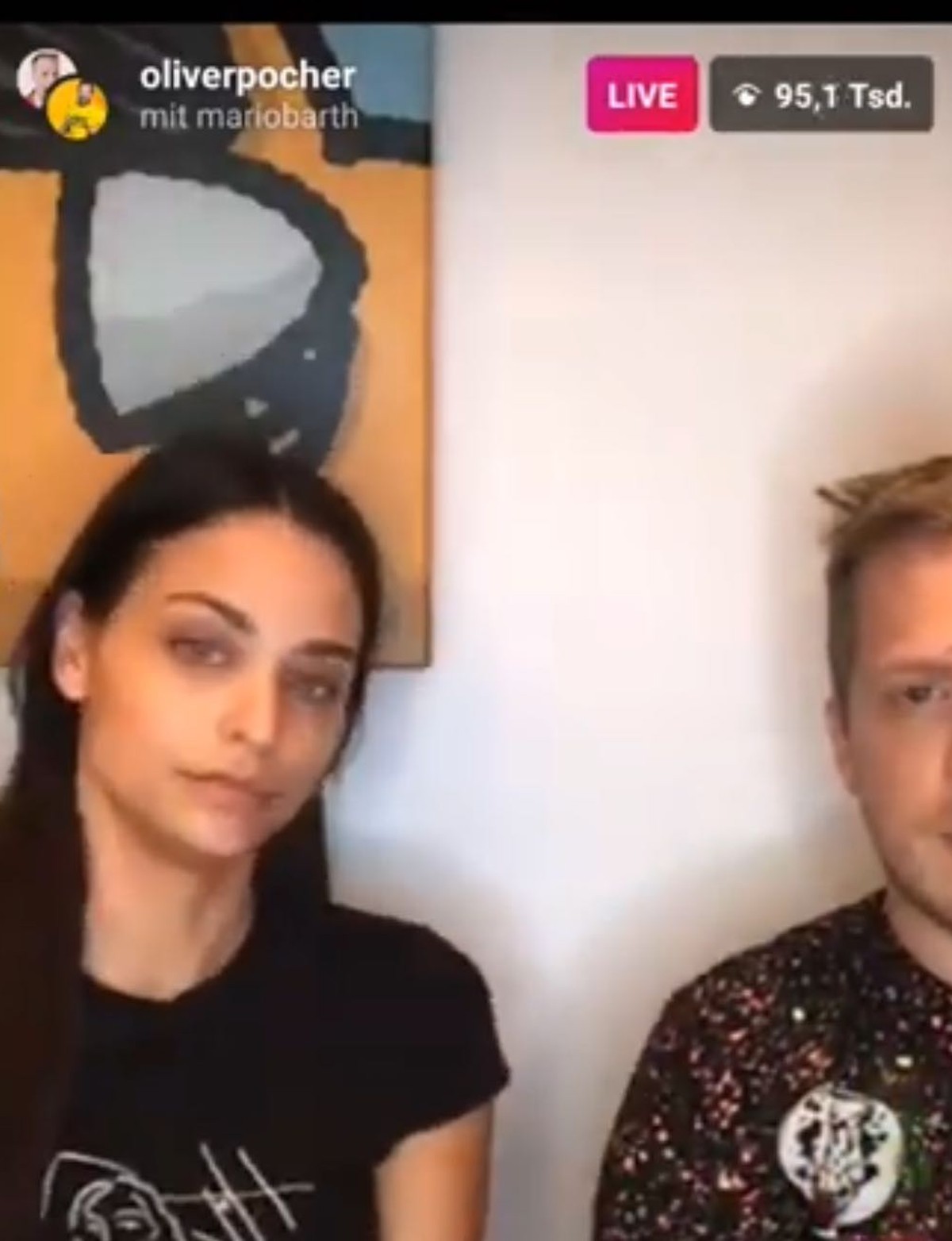 Amira und Oliver Pocher: Die beiden schauen sich gerade die Aufnahme von Loredana an.