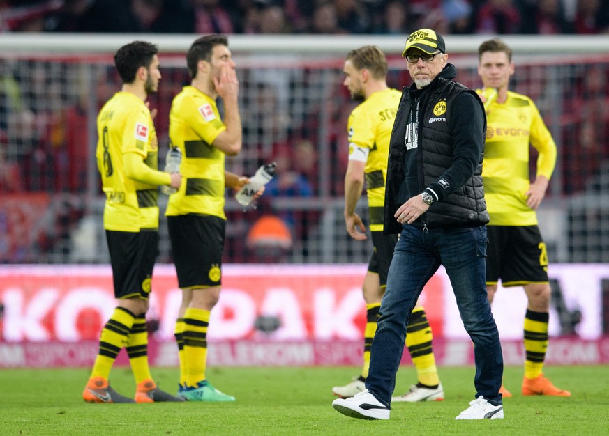 Woran liegt's? Trainer Stöger (vorne) und seine Spieler nach der Niederlage gegen Bayern&nbsp;