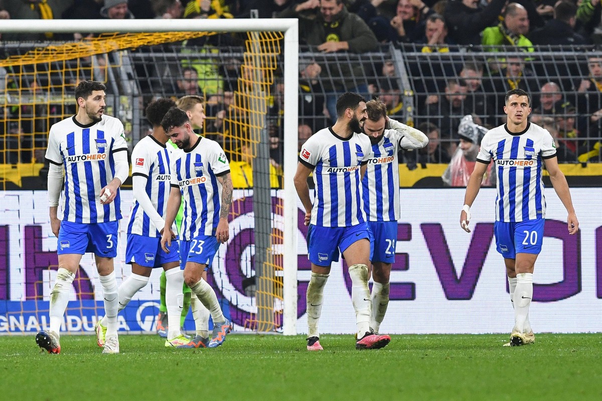 Fussball, Herren, Saison 2022/2023, 1. Bundesliga 21. Spieltag, Borussia Dortmund - Hertha BSC, v.l. Agustin Rogel Hertha BSC, Marco Richter Hertha BSC, Tolga Cigerci Hertha BSC, Lucas Tousart Hertha ...