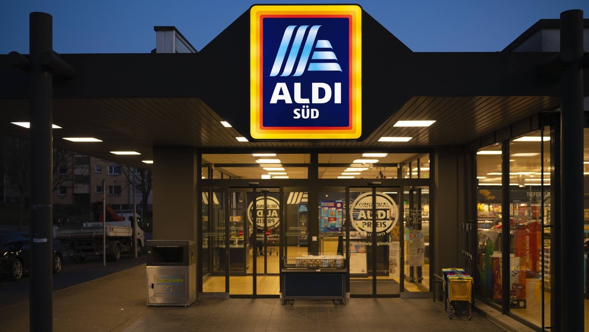 Eingang ALDI Süd, Einzelhandelskette, Lebensmittelladen, Logo auf Schild, blaue Stunde, Stuttgart, Baden-Württemberg, Deutschland Einzelhandel *** Entrance ALDI South, retail chain, grocery store, l ...