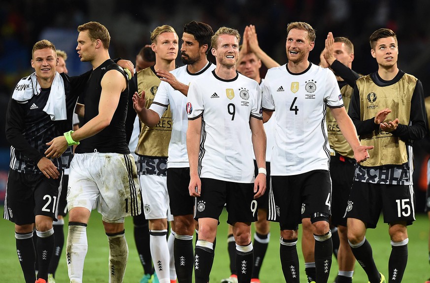 Fußball Länderspiel Deutschland - Ukraine am 12.06.2016 in Stade Pierre Mauroy in Lille Deutsche Spieler feiern den Sieg V.l.n.r.: Joshua Kimmich ( Deutschland ) - Manuel Neuer ( Deutschland ) - Andre ...