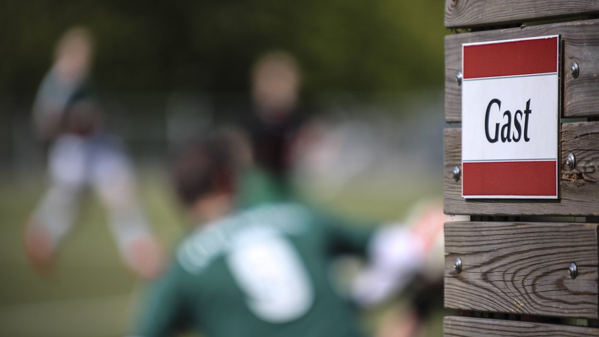 Schild Gast bei einem Kreisliga A Fussballspiel in Bonn, Deutschalnd.

Shield Guest at a District League A Football game in Bonn Deutschalnd