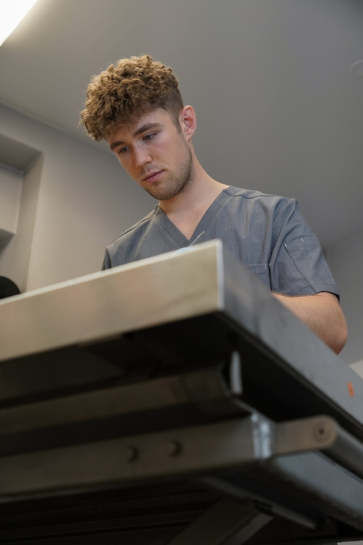 Luis Bauer hat schon mit 15 Jahren begonnen, im Bestattungsunternehmen seines Vaters zu arbeiten.