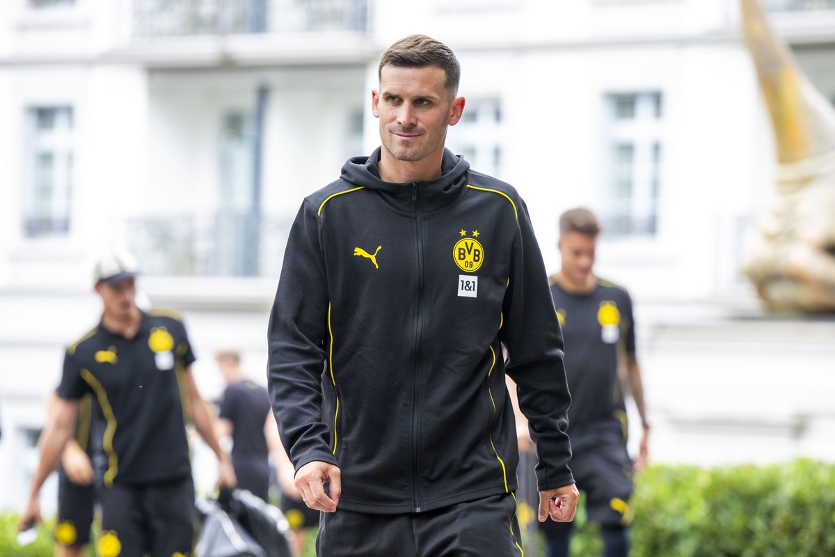 01.08.2024, Schweiz, Bad Ragaz: Fußball, Bundesliga, Start Borussia Dortmund ins Trainingslager in der Schweiz: Pascal Groß kommt am Mannschaftshotel an. Foto: David Inderlied/dpa +++ dpa-Bildfunk +++