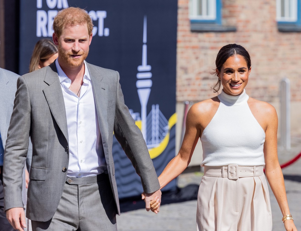 ARCHIV - 06.09.2022, Nordrhein-Westfalen, Düsseldorf: Der britische Prinz Harry (l), Herzog von Sussex, und seine Frau Meghan (r), Herzogin von Sussex, kommen aus dem Rathaus. (zu dpa Küsse und Tränen ...