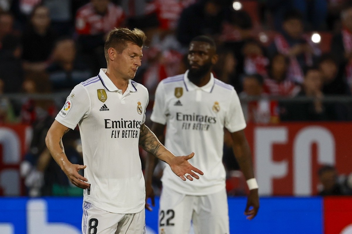 ARCHIV - 25.04.2023, Spanien, Girona: Fußball: Primera Division, Spanien, FC Girona - Real Madrid, 31. Spieltag, Estadi Municipal de Montilivi: Toni Kroos (vorne) von Real Madrid und Antonio Rüdiger r ...