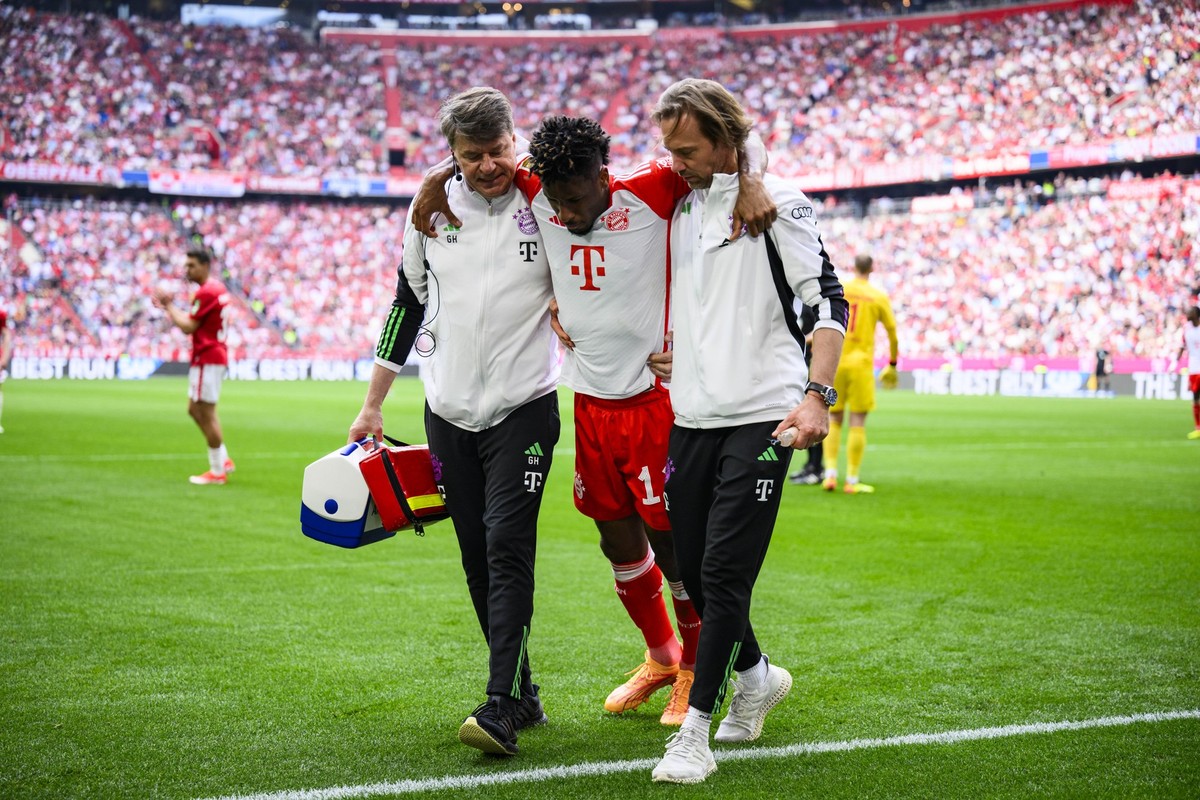 ARCHIV - 13.04.2024, Bayern, München: Fußball: Bundesliga, Bayern München - 1. FC Köln, 29. Spieltag, Allianz Arena. Münchens Kingsley Coman (m) geht verletzt vom Spielfeld und wird ausgewechselt. (zu ...