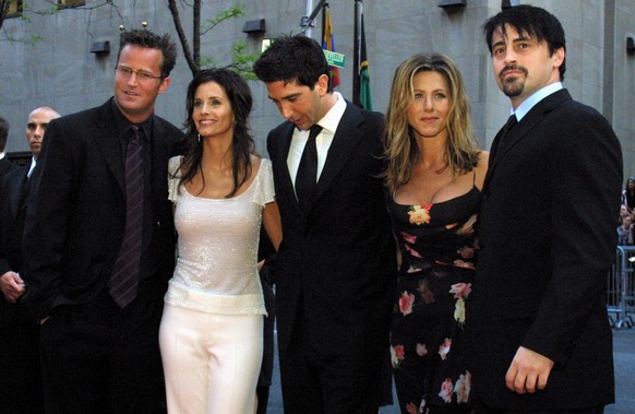 ARCHIV - 05.05.2002, USA, New York: Matthew Perry (l-r), Courteney Cox Arquettte, David Schwimmer, Jennifer Aniston und Matt LeBlanc von der Fernsehserie &quot;Friends&quot; kommen zur Veranstaltung z ...