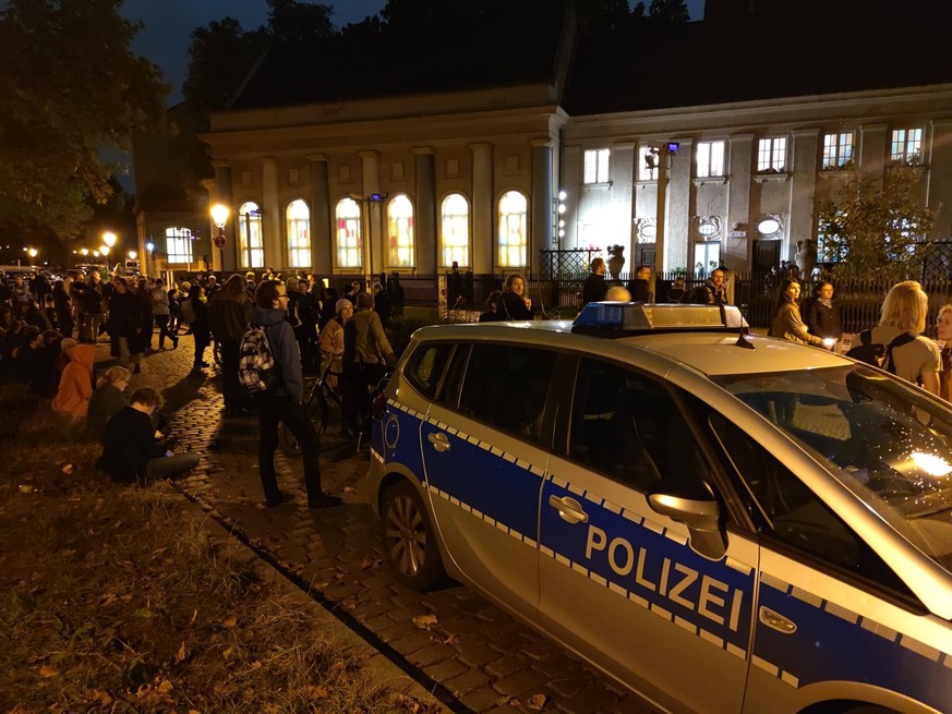 Berlin, Deutschland, 13.10.2023: Mahnwache vor der Synagoge in Berlin-Kreuzberg, Fraenkelufer 10 Nach dem Angriff der Hamas auf Israel wurden die Sicherheitsvorkehrungen verst