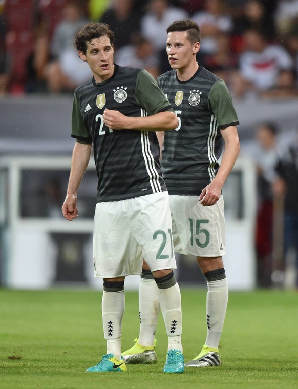 29.05.2016, Fussball Freundschaftsspiel, Deutschland - Slowakei 1:3, Sebastian Rudy (Deutschland), li., und Julian Draxler (Deutschland)

29 05 2016 Football Friendly match Germany Slovakia 1 3 Seba ...